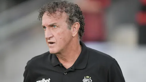 Cuca tecnico do Santos durante partida contra o Flamengo no estadio Maracana pelo campeonato Brasileiro A 2026. Foto: Thiago Ribeiro/AGIF