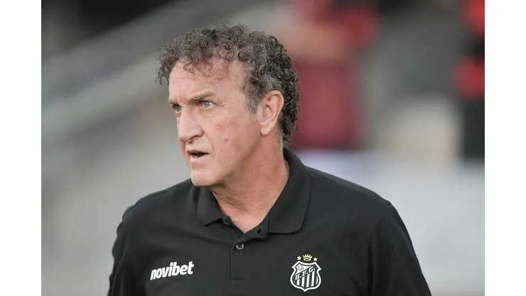 Cuca tecnico do Santos durante partida contra o Flamengo no estadio Maracana pelo campeonato Brasileiro A 2026. Foto: Thiago Ribeiro/AGIF