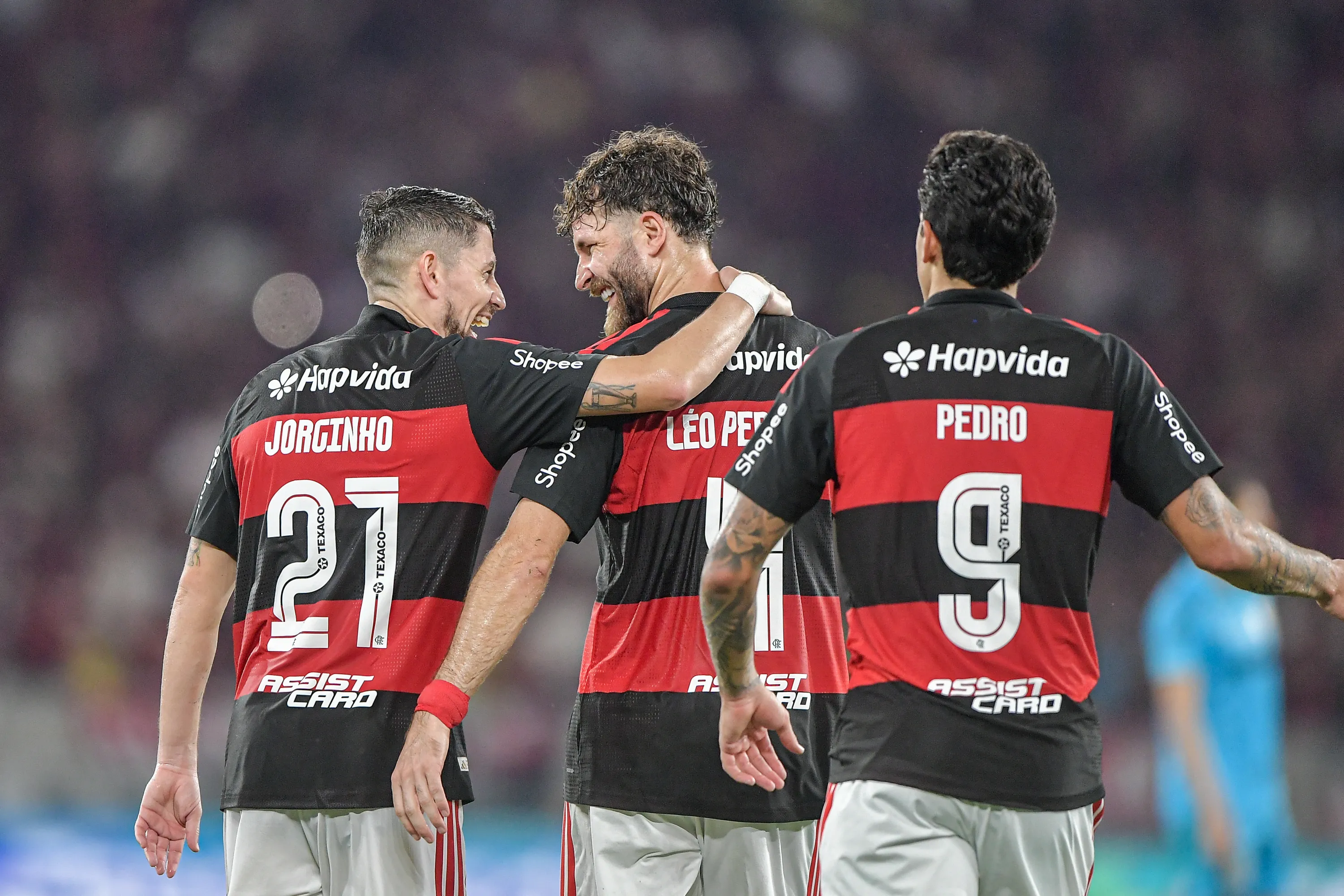 Jorginho jogador do Flamengo comemora seu gol com Leo Pereira jogador da sua equipe durante partida contra o Santos no estadio Maracana pelo campeonato Brasileiro A 2026. Foto: Thiago Ribeiro/AGIF
