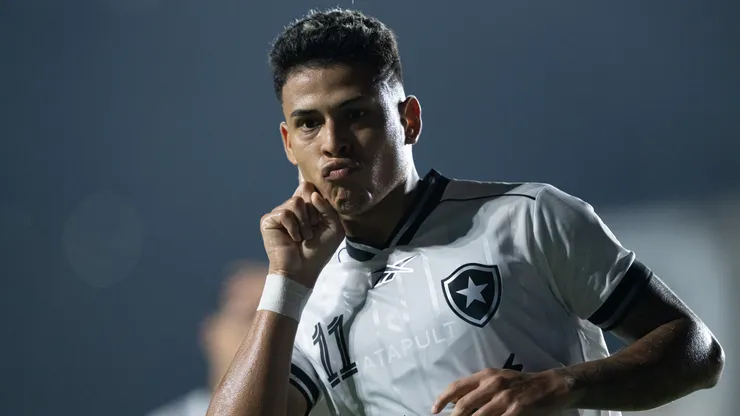 Matheus Martins jogador do Botafogo comemora seu gol durante partida contra o Vasco no estadio Sao Januario pelo campeonato Brasileiro A 2026. Foto: Jorge Rodrigues/AGIF