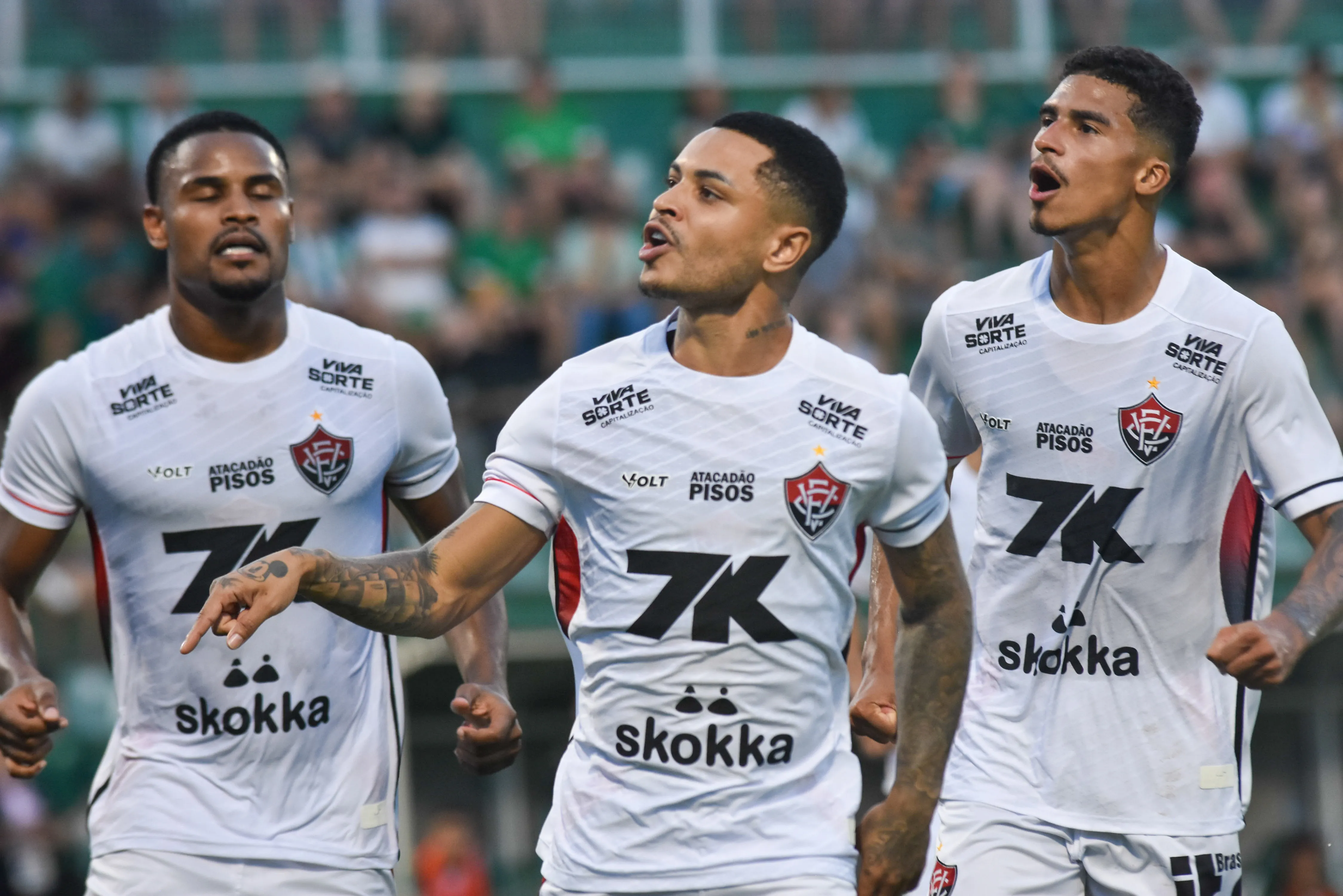 Matheuzinho jogador do Vitoria comemora seu gol com  jogador da sua equipe durante partida contra o Chapecoense no estadio Arena Conda pelo campeonato Brasileiro A 2026. Foto: Renato Padilha/AGIF