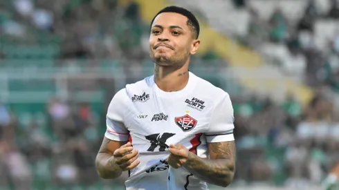 Matheuzinho jogador do Vitoria comemora seu gol durante partida contra o Chapecoense no estadio Arena Conda pelo campeonato Brasileiro A 2026. Foto: Renato Padilha/AGIF