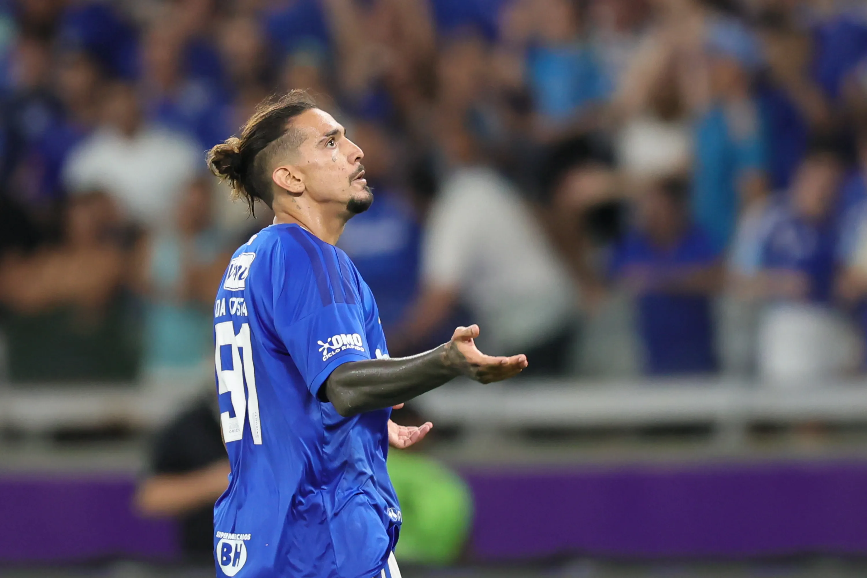 Chico da Costa jogador do Cruzeiro comemora seu gol durante partida contra o Vasco no estadio Mineirao pelo campeonato Brasileiro A 2026. Foto: Gilson Lobo/AGIF