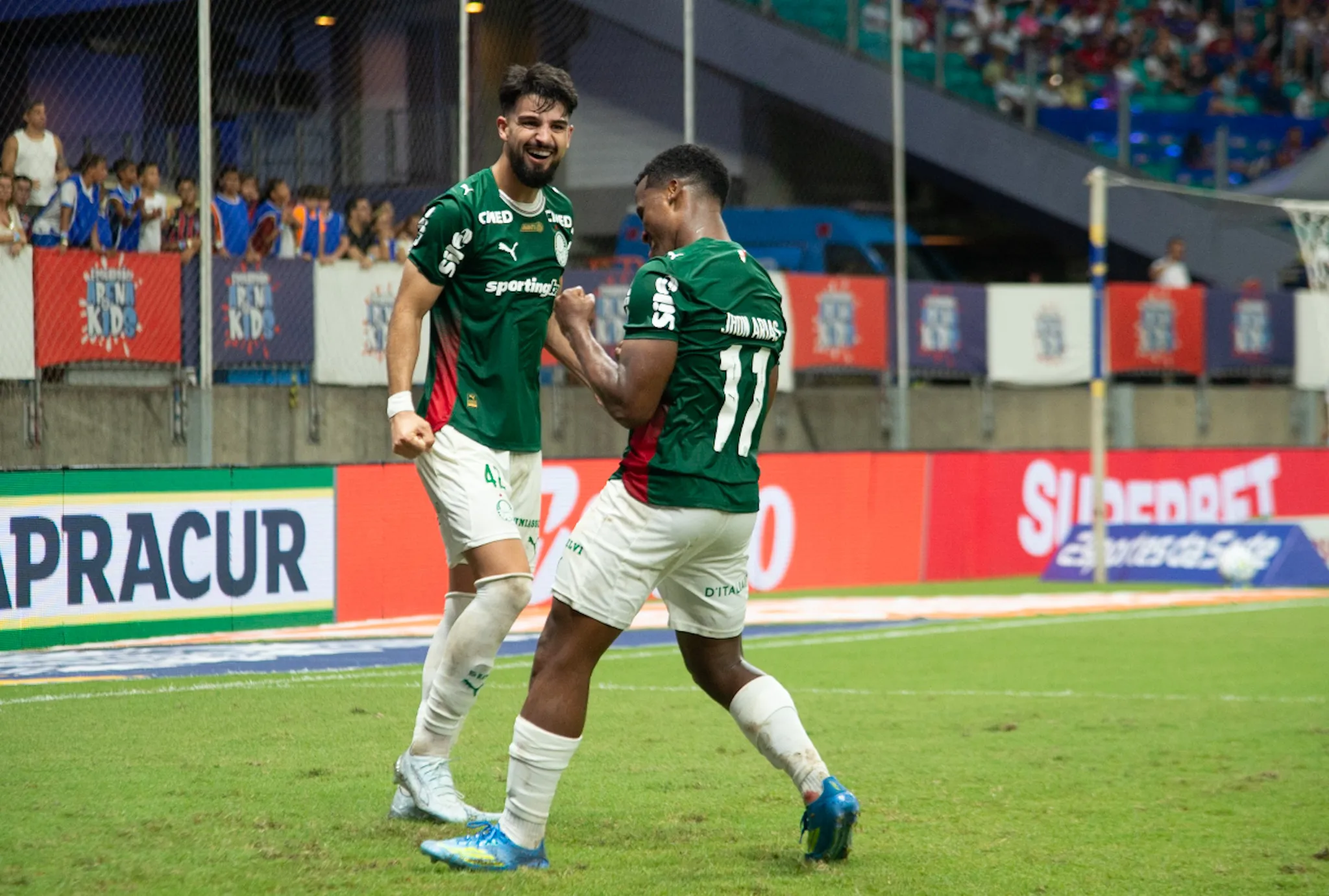 Flaco López comemora seu gol com jogadores do seu time durante partida contra o Bahia no estadio Arena Fonte Nova pelo campeonato Brasileiro A 2026. Foto: Jhony Pinho/AGIF