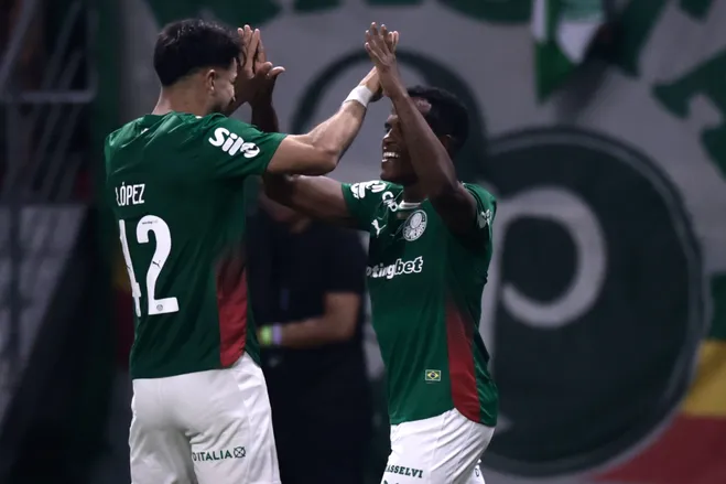 Jhon Arias jogador do Palmeiras comemora seu gol com Flaco Lopez jogador da sua equipe durante partida contra o Botafogo no estadio Arena Allianz Parque pelo campeonato Brasileiro A 2026. Foto: Marcello Zambrana/AGIF