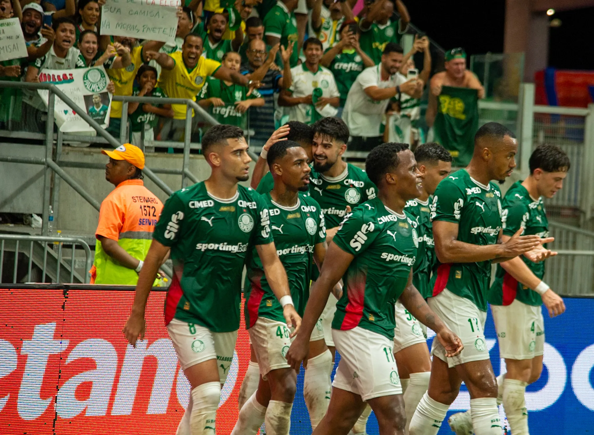 Arias jogador do Palmeiras comemora seu gol com jogadores do seu time durante partida contra o Bahia no estadio Arena Fonte Nova pelo campeonato Brasileiro A 2026. Foto: Jhony Pinho/AGIF