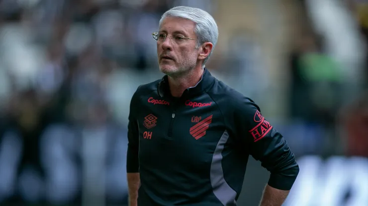 Odair Hellmann tecnico do Athletico-PR durante partida contra o Atletico-MG no estadio Arena MRV pelo campeonato Brasileiro A 2026. Foto: Fernando Moreno/AGIF