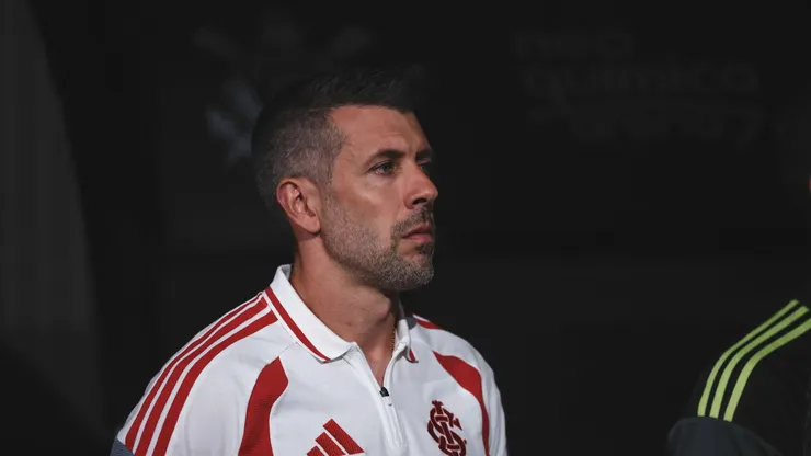 Pezzolano em Internacional x Corinthians pelo Brasileirão 2026. Foto: Ettore Chiereguini/AGIF