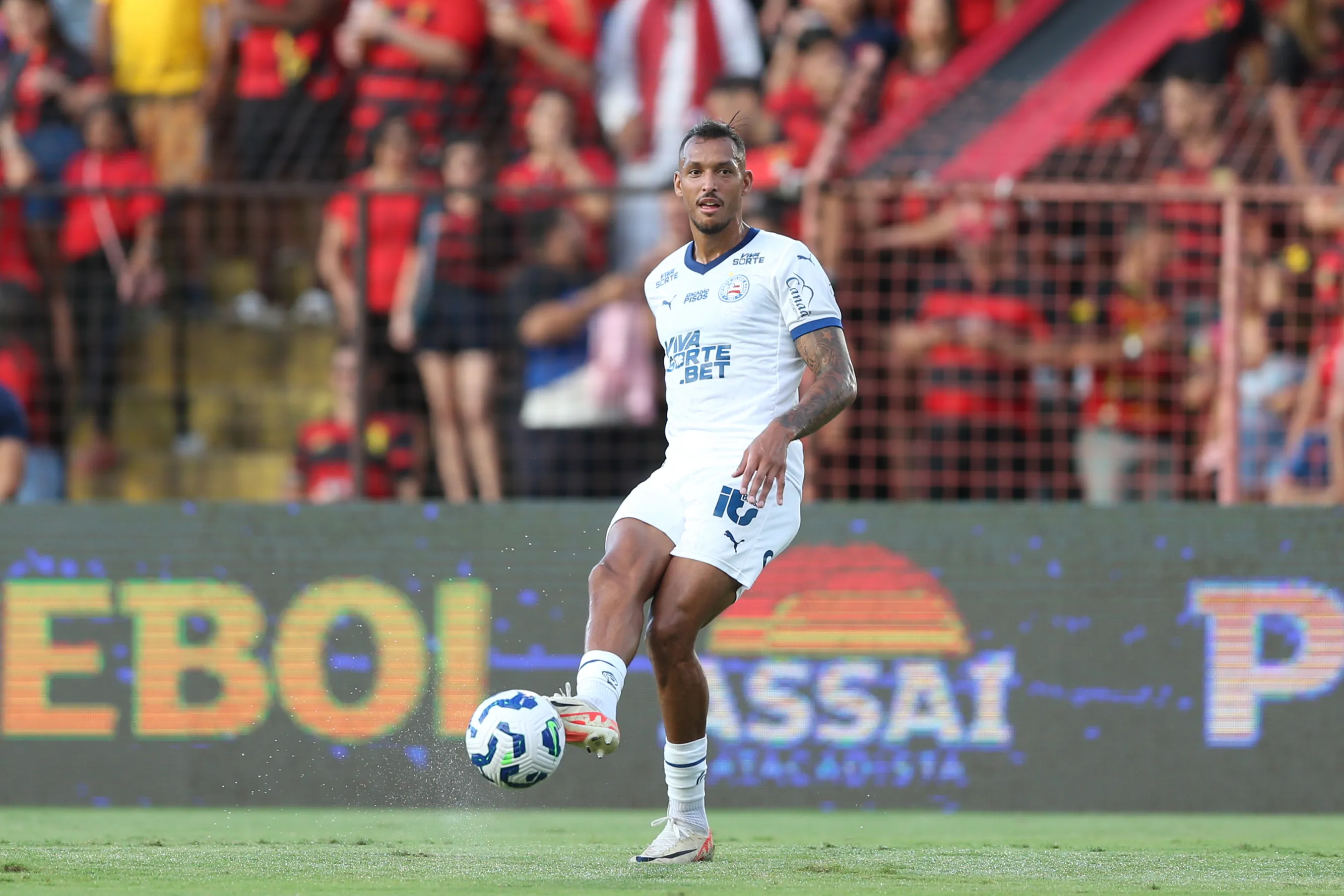 PE – RECIFE – 02/08/2025 – BRASILEIRO A 2025, SPORT X BAHIA – David Duarte jogador do Bahia durante a partida entre Sport e Bahia no Estadio da Ilha do Retiro em Recife (PE), pelo Campeonato Brasileiro Serie A 2025. Foto: Marlon Costa/AGIF