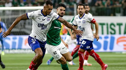 Flaco Lopez jogador do Palmeiras disputa lance com David Duarte jogador do Bahia durante partida no estadio Arena Allianz Parque pelo campeonato Brasileiro A 2025.