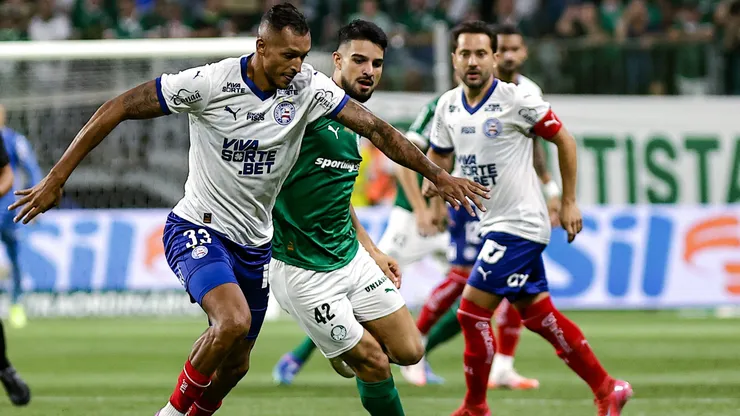 Flaco Lopez jogador do Palmeiras disputa lance com David Duarte jogador do Bahia durante partida no estadio Arena Allianz Parque pelo campeonato Brasileiro A 2025.