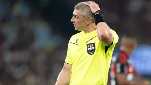 O árbitro Anderson Daronco durante partida entre Flamengo e Santos no estádio Maracanã pelo campeonato Brasileiro A 2026. Foto: Jorge Rodrigues/AGIF