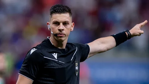 O árbitro Lucas Casagrande durante partida entre Bahia e Palmeiras no estádio Arena Fonte Nova pelo campeonato Brasileiro A 2026. Foto: Jhony Pinho/AGIF