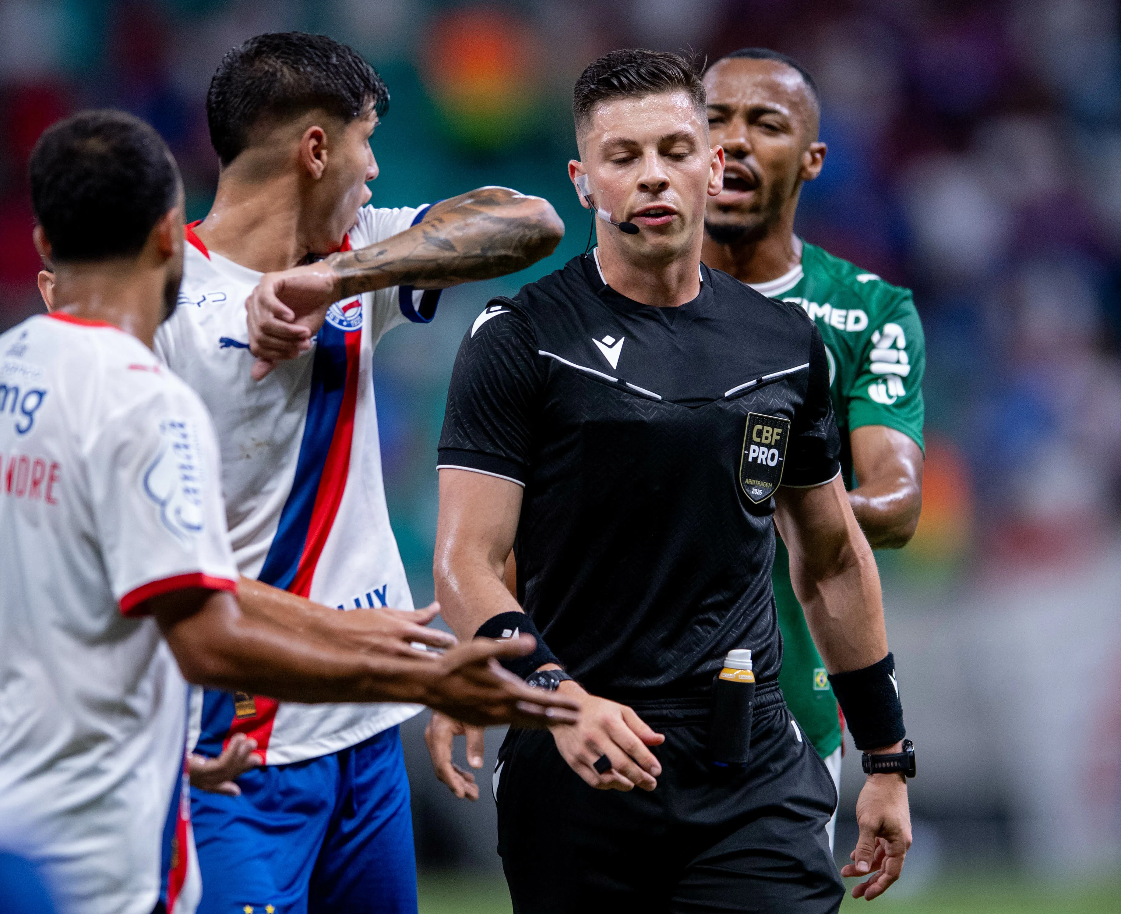 BA – SALVADOR – 05/04/2026 – BRASILEIRO A 2026, BAHIA X PALMEIRAS – O arbitro Lucas Casagrande  durante partida entre Bahia e Palmeiras no estadio Arena Fonte Nova pelo campeonato Brasileiro A 2026. Foto: Jhony Pinho/AGIF