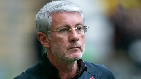 Odair Hellmann durante confronto contra o Atlético-MG no Brasileirão de 2026.