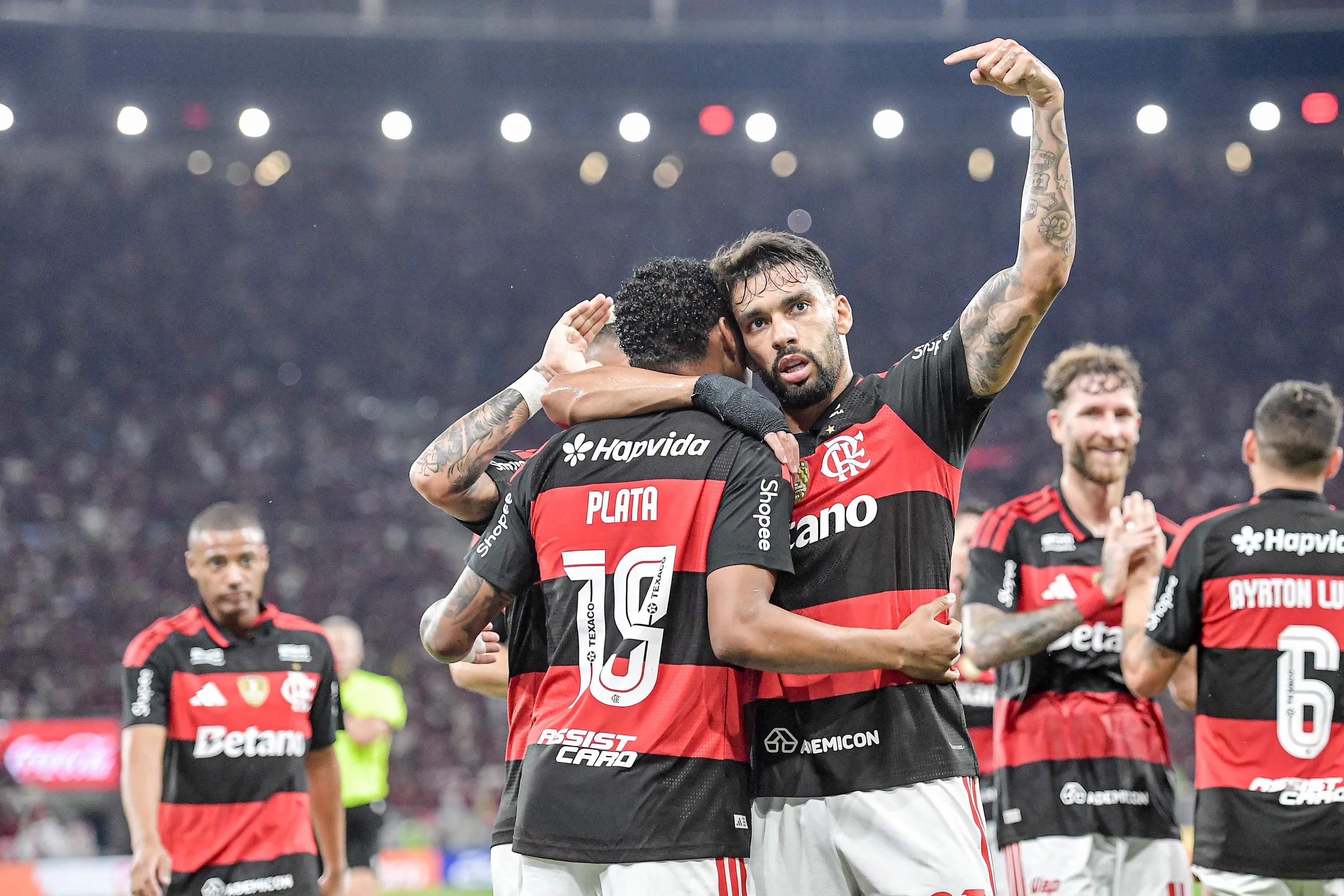 Paqueta jogador do Flamengo comemora seu gol com Plata jogador da sua equipe durante partida contra o Santos no estadio Maracana pelo campeonato Brasileiro A 2026. Foto: Thiago Ribeiro/AGIF