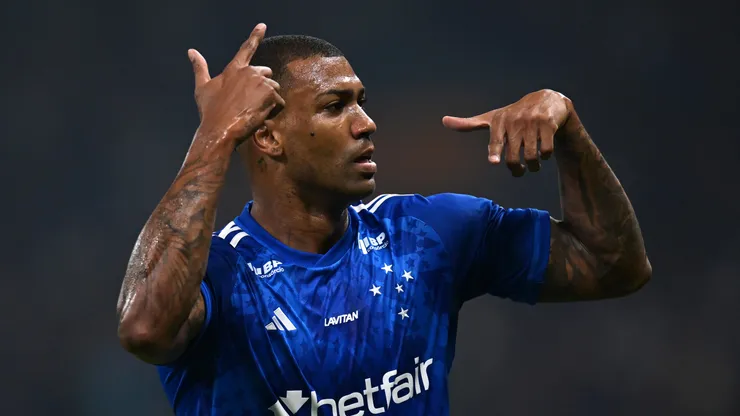 Walace of Cruzeiro celebrates after scoring the second goal of his team during the Copa CONMEBOL Sudamericana 2024 round of 16 second leg match between Cruzeiro and Boca Juniors at Mineirao Stadium on August 22, 2024 in Belo Horizonte, Brazil.