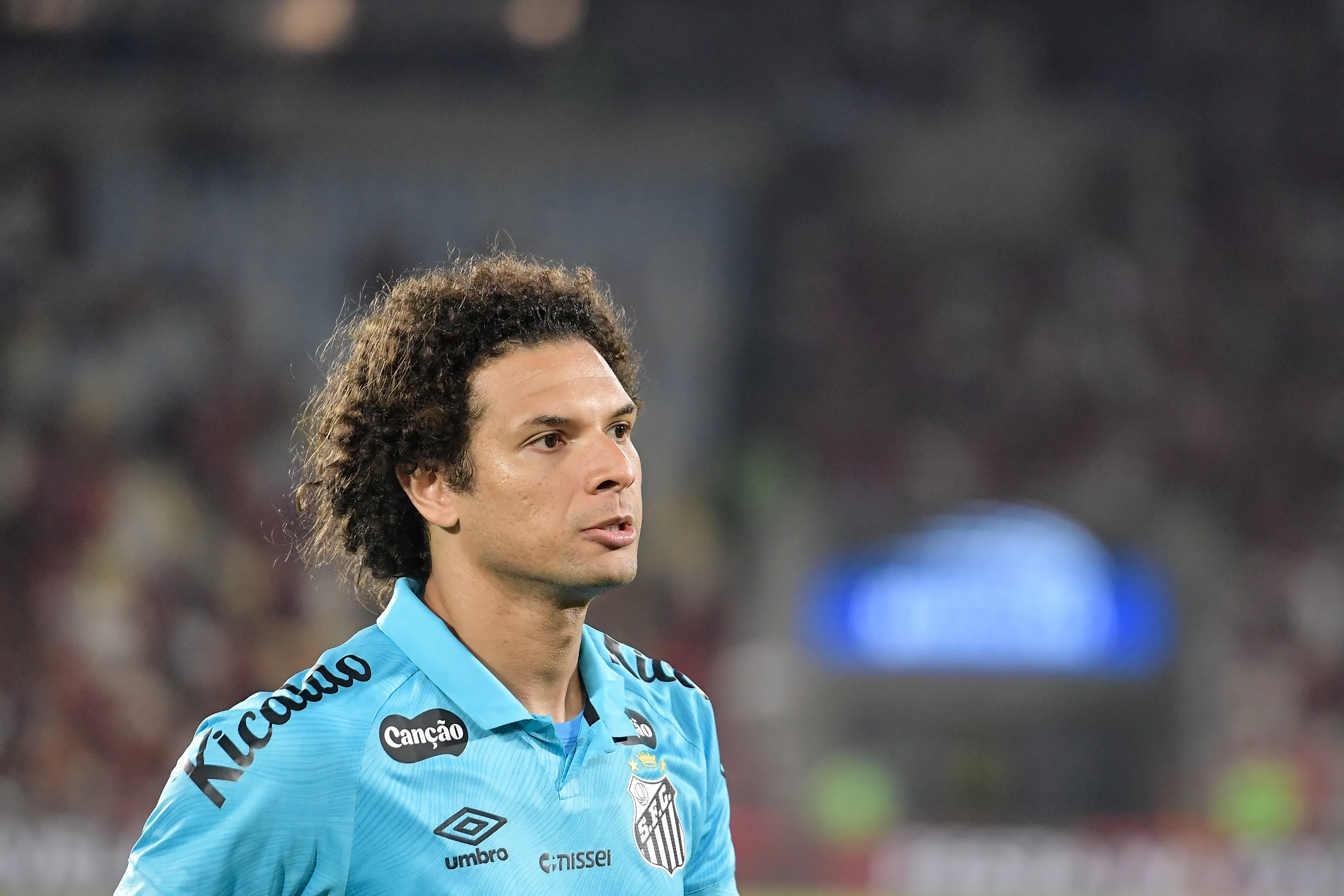 RJ – RIO DE JANEIRO – 09/11/2025 – BRASILEIRO A 2025, FLAMENGO X SANTOS – Willian Arao jogador do Flamengo durante partida contra o Santos no estadio Maracana pelo campeonato Brasileiro A 2025. Foto: Thiago Ribeiro/AGIF