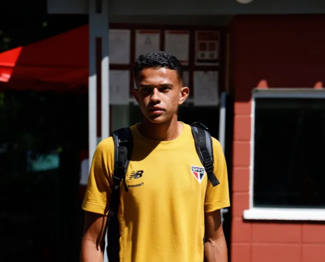 Osorio junto com a delegação do São Paulo – Foto: Rubens Chiri/SPFC
