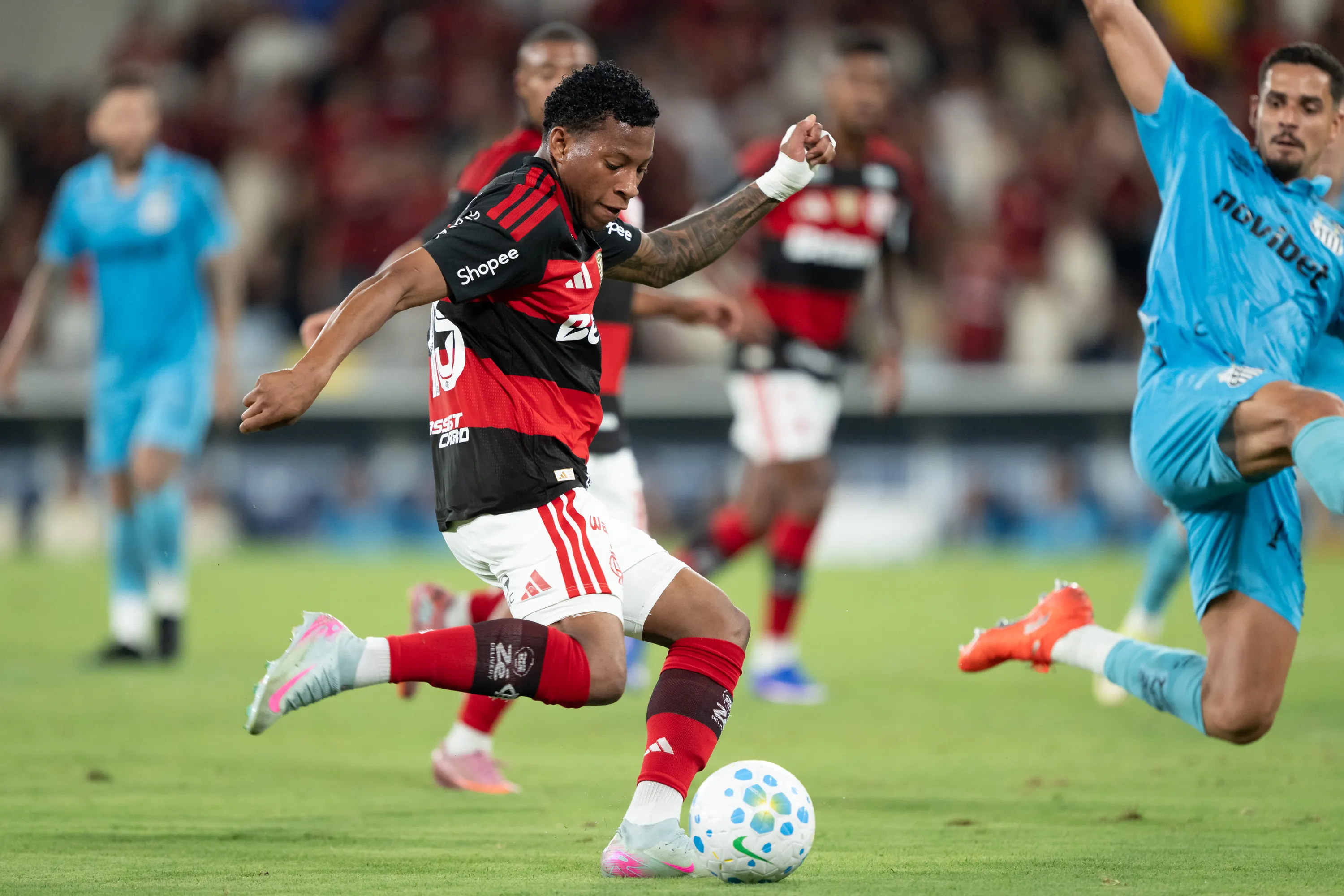 RJ – RIO DE JANEIRO – 05/04/2026 – BRASILEIRO A 2026, FLAMENGO X SANTOS – Plata jogador do Flamengo durante partida contra o Santos no estadio Maracana pelo campeonato Brasileiro A 2026. Foto: Jorge Rodrigues/AGIF