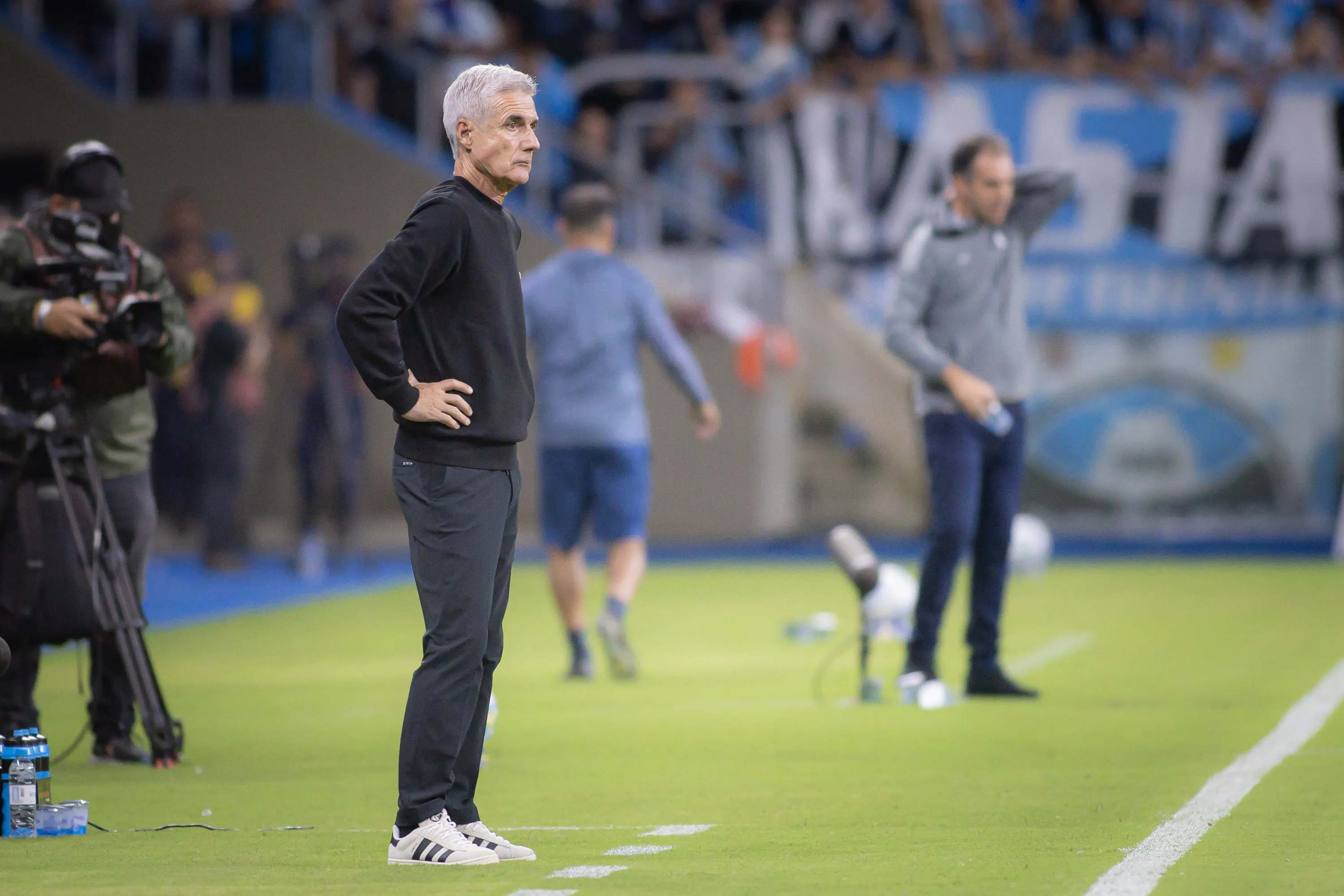 Luis Castro comandando o Grêmio –  Foto: Maxi Franzoi/AGIF