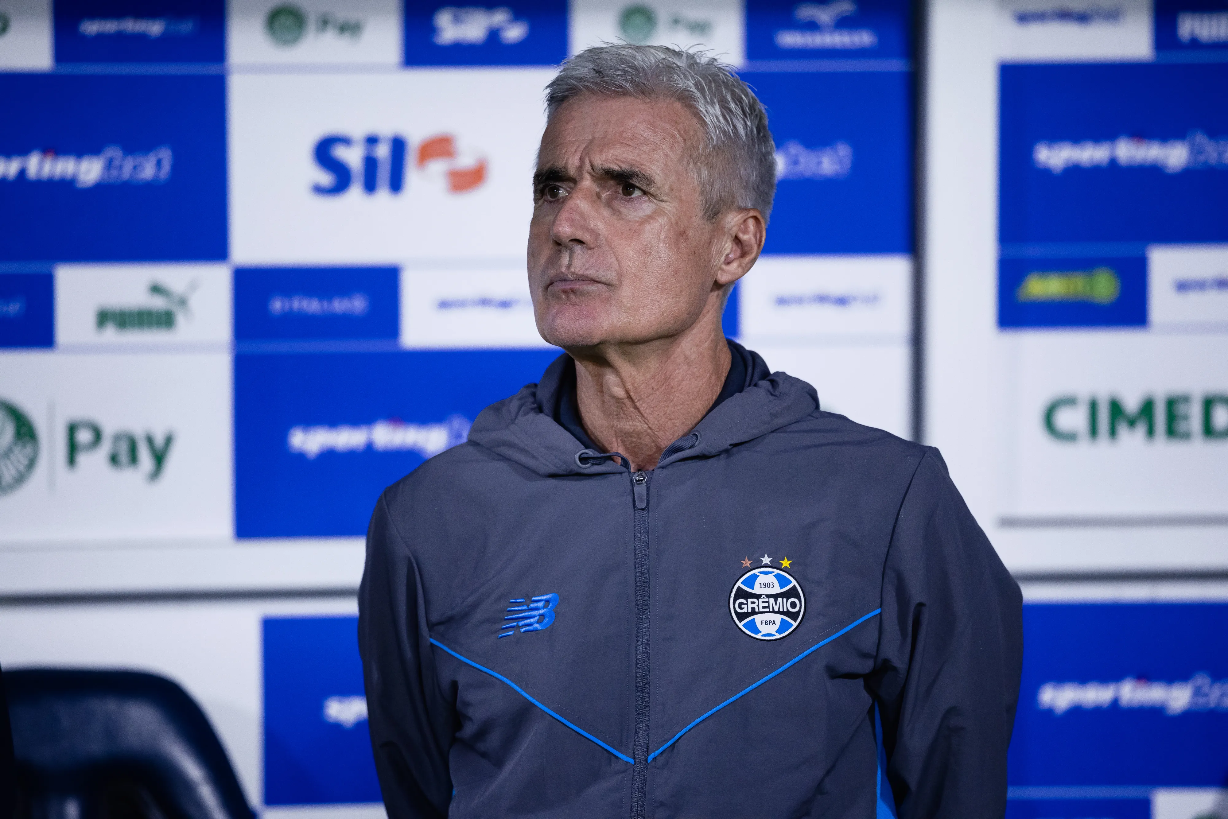 Luís Castro está respaldado no Grêmio – Foto: Ettore Chiereguini/AGIF.