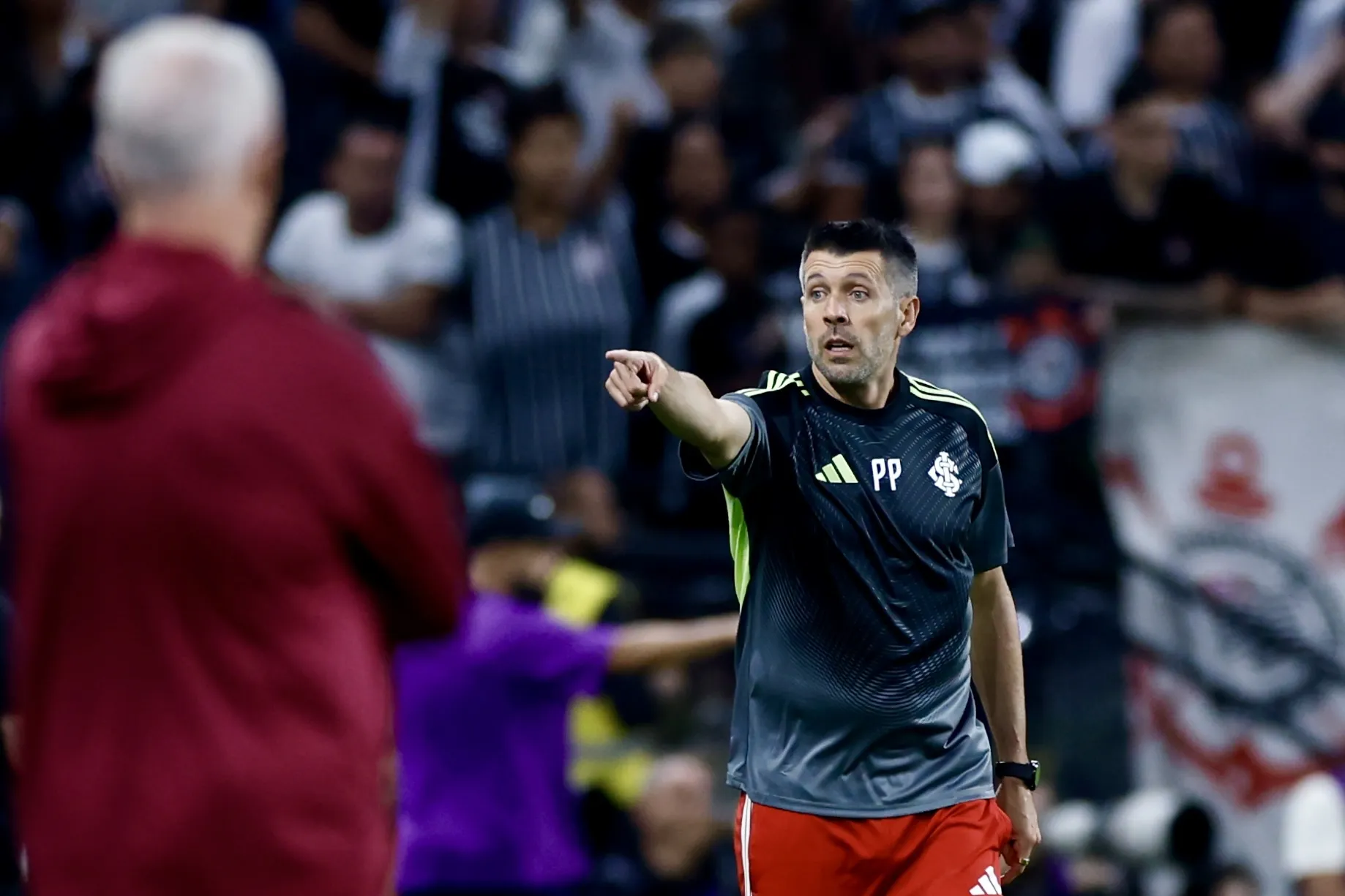 Paulo Pezzolano comandando o Inter  – Foto: Marcello Zambrana/AGIF