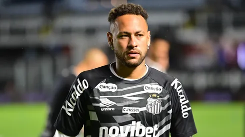 Neymar jogador do Santos durante aquecimento antes da partida contra o Remo no estadio Vila Belmiro pelo campeonato Brasileiro A 2026. Foto: Jota Erre/AGIF