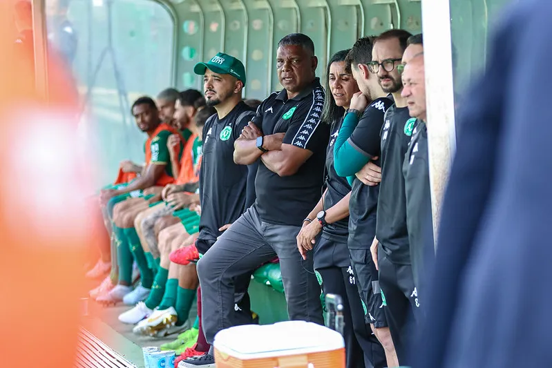 Nívia de Lima junto com a comissão técnica da Chapecoense - Foto: Rafael Bresssn/ACF