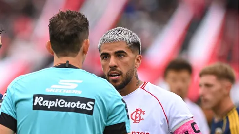 O árbitro Nicolas Lamolina discute com Leandro Paredes do Boca Juniors e Ivan Tapia do Barracas Central durante uma partida do Torneo Clausura Betano 2025 entre Barracas Central e Boca Juniors no Estádio Claudio 'Chiqui' Tapia em 27 de outubro de 2025 em Buenos Aires, Argentina. (Foto de Rodrigo Valle/Getty Images)