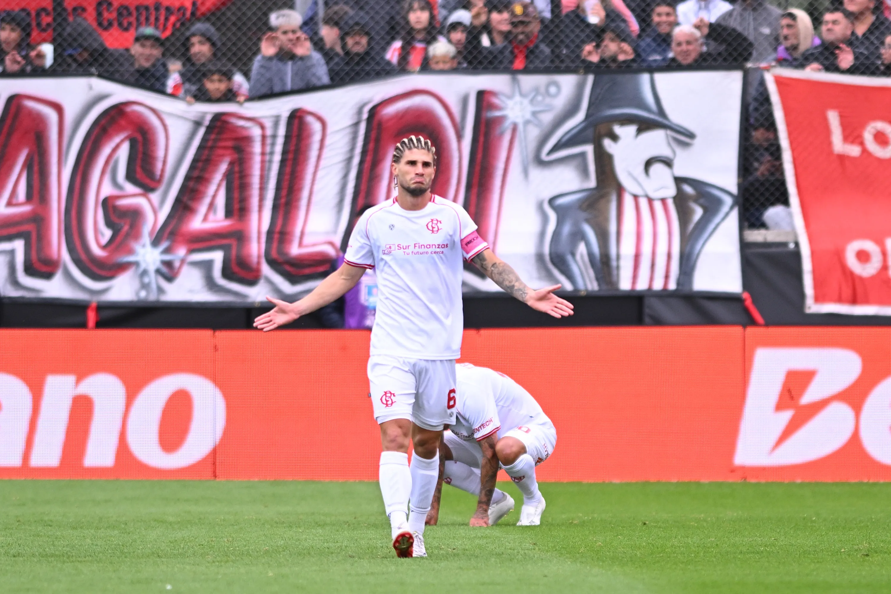 Rodrigo Insua do Barracas Central comemora após marcar o primeiro gol do time durante uma partida do Torneo Clausura Betano 2025 entre Barracas Central e Boca Juniors no Estádio Claudio ‘Chiqui’ Tapia em 27 de outubro de 2025 em Buenos Aires, Argentina. (Foto de Rodrigo Valle/Getty Images)