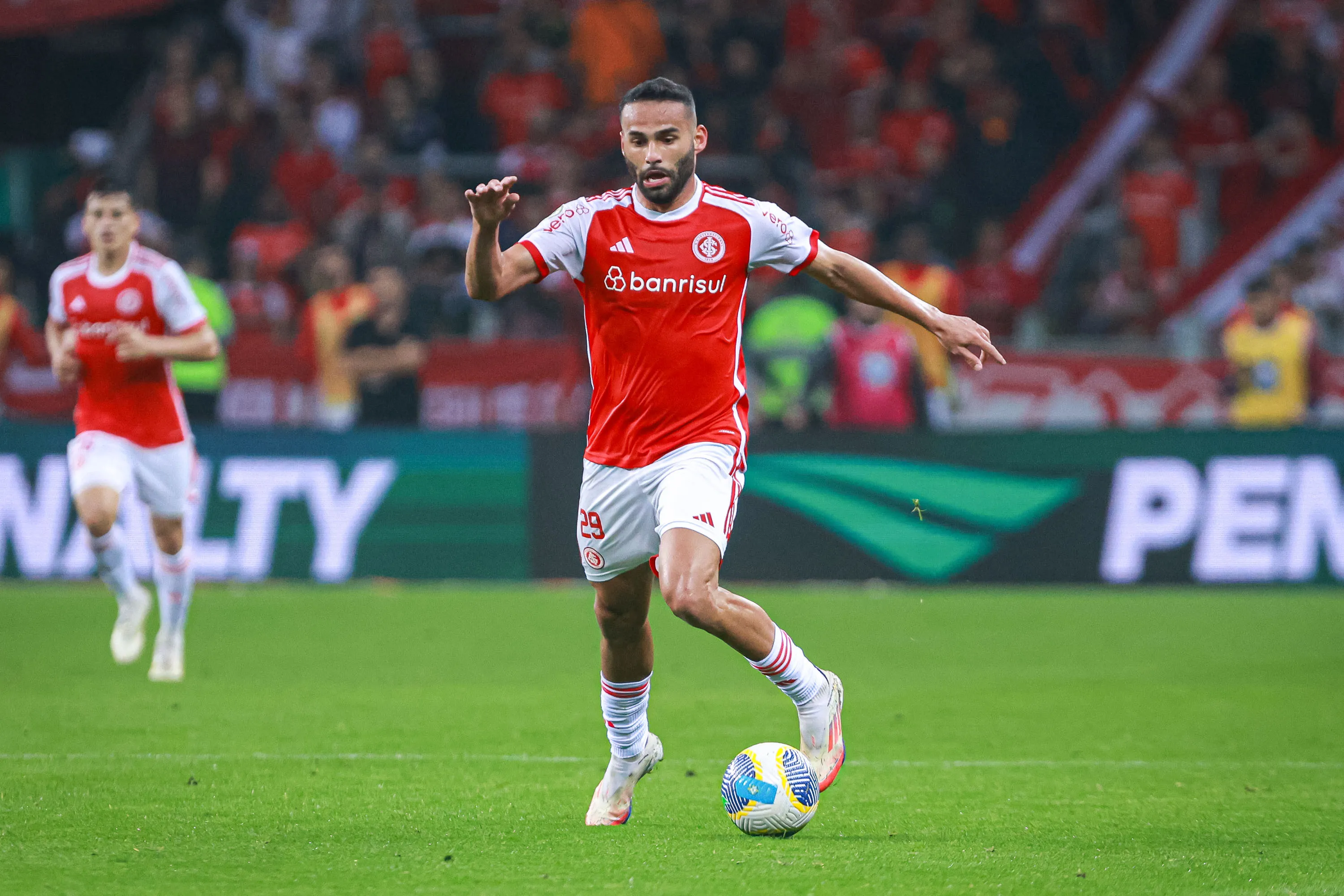 RS – PORTO ALEGRE – 11/09/2024 – BRASILEIRO A 2024, INTERNACIONAL X FORTALEZA – Thiago Maia jogador do Internacional durante partida contra o Fortaleza no estadio Beira-Rio pelo campeonato Brasileiro A 2024. Foto: Maxi Franzoi/AGIF