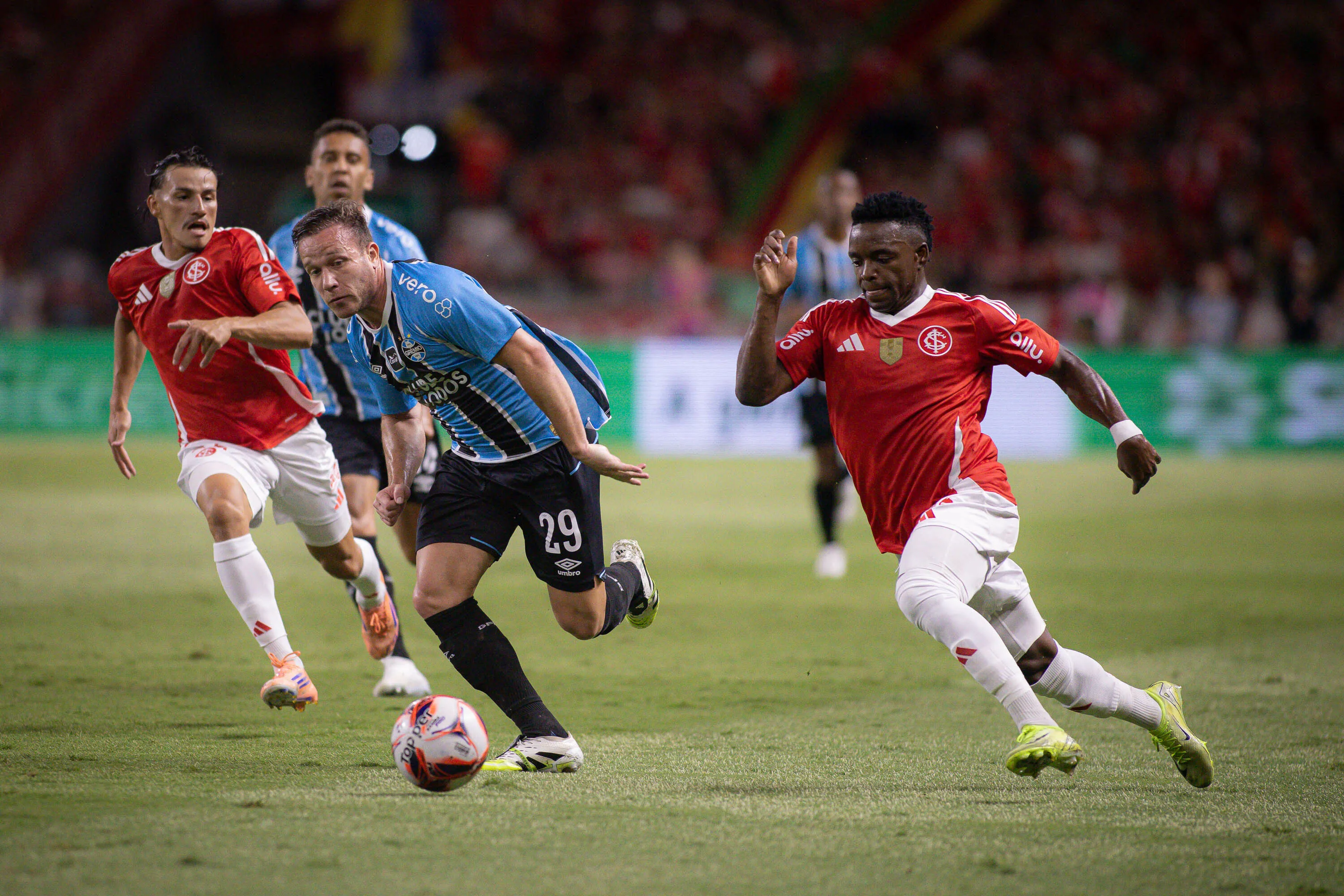 Johan Carbonero jogador do Internacional disputa lance com Arthur jogador do Gremio durante partida no estadio Beira-Rio pelo campeonato Gaucho 2026. Foto: Maxi Franzoi/AGIF