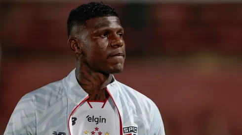 Arboleda jogador do São Paulo durante partida contra o Chapecoense no estádio Canindé pelo campeonato Brasileiro A 2025. Foto: Marcello Zambrana/AGIF