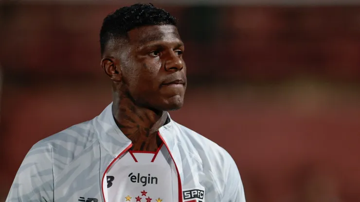 Arboleda jogador do São Paulo durante partida contra o Chapecoense no estádio Canindé pelo campeonato Brasileiro A 2025. Foto: Marcello Zambrana/AGIF