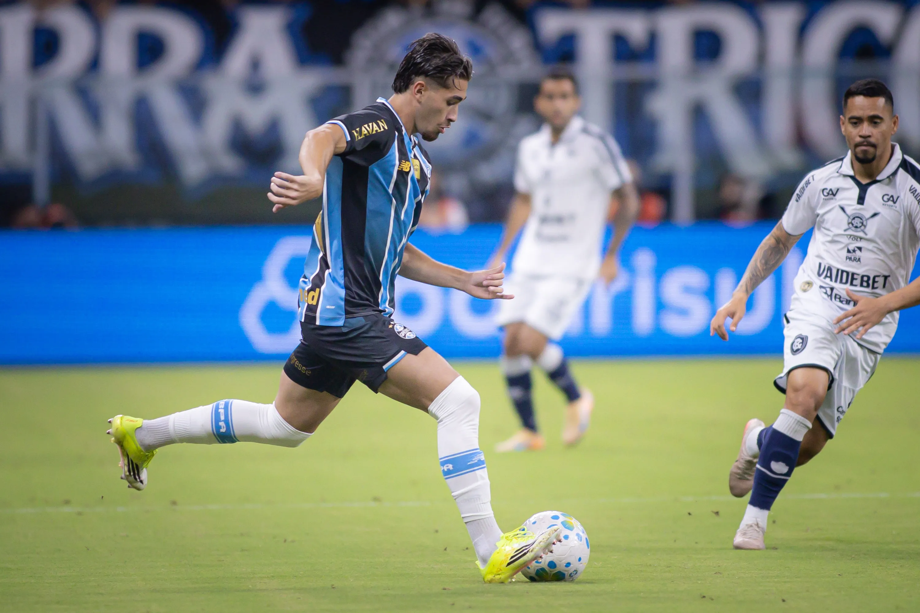 RS – PORTO ALEGRE – 05/04/2026 – BRASILEIRO A 2026, GREMIO X REMO – Pedro Gabriel jogador do Gremio durante partida contra o Remo no estadio Arena do Gremio pelo campeonato Brasileiro A 2026. Foto: Maxi Franzoi/AGIF