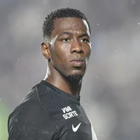 Vasco deve ter três zagueiros contra o Barracas Central