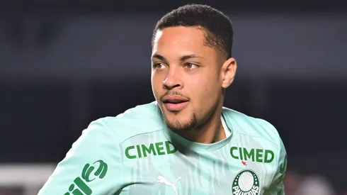 Vitor Roque jogador do Palmeiras durante aquecimento antes da partida contra o Sao Paulo no estadio Morumbi pelo campeonato Brasileiro A 2026. Foto: Jota Erre/AGIF