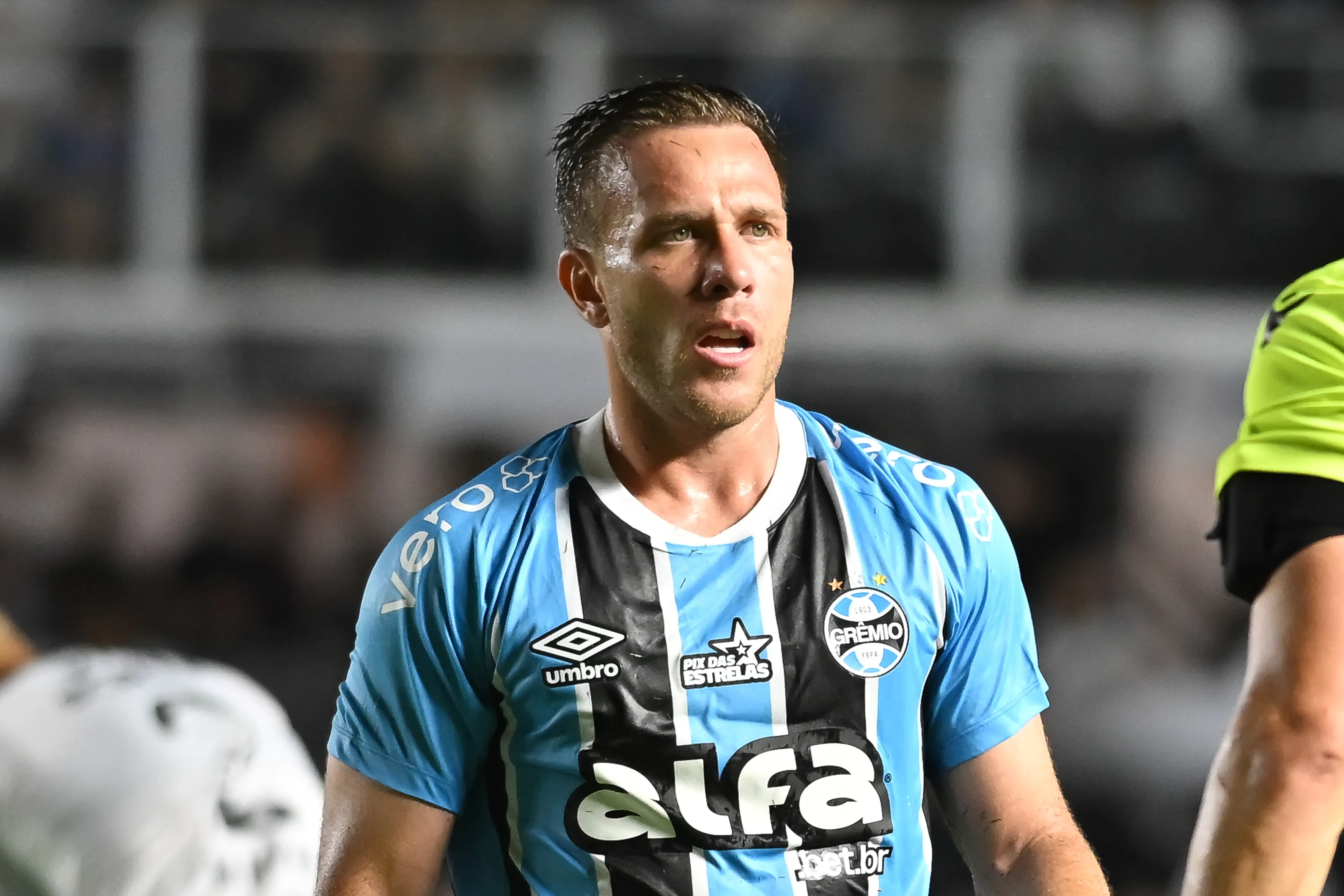 Arthur jogador do Gremio durante partida contra o Santos no estadio Vila Belmiro pelo campeonato Brasileiro A 2025. Foto: Jota Erre/AGIF