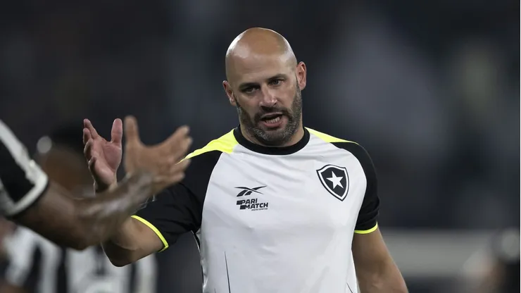 Franclim Carvalho auxiliar tecnico do Botafogo durante partida contra o Corinthians no estadio Engenhao pelo campeonato Brasileiro A 2024. Foto: Jorge Rodrigues/AGIF
