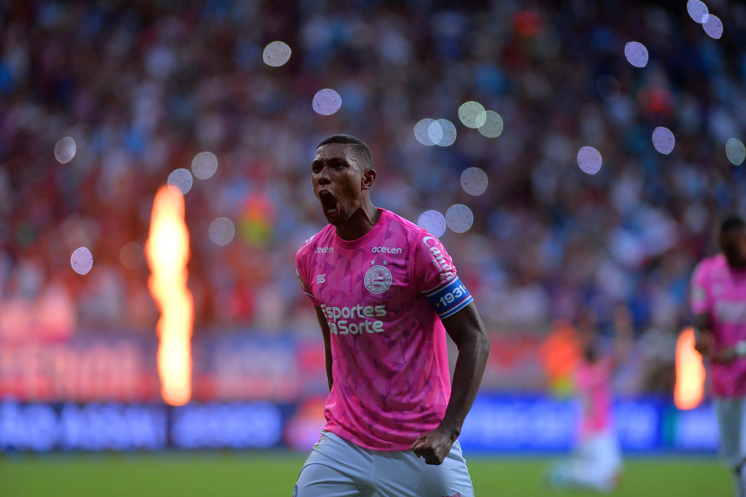 Kanu, jogador do Bahia comemora vitoria ao final da partida contra o Internacional no estadio Arena Fonte Nova pelo campeonato Brasileiro A 2023. Foto: Walmir Cirne/AGIF