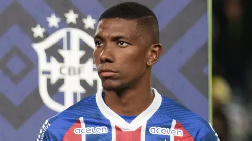 Kanu jogador do Bahia durante execucao do hino nacional antes da partida contra o Coritiba no estadio Couto Pereira pelo campeonato Brasileiro A 2023. Foto: Robson Mafra/AGIF