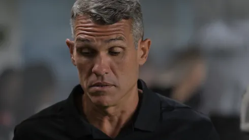 Bruno Lazaroni tecnico do Vasco durante partida contra o Santos no estadio Vila Belmiro pelo campeonato Brasileiro A 2026. Foto: Jota Erre/AGIF