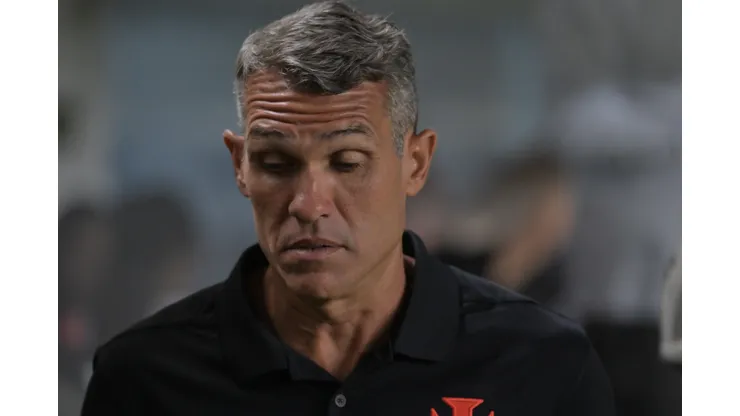 Bruno Lazaroni tecnico do Vasco durante partida contra o Santos no estadio Vila Belmiro pelo campeonato Brasileiro A 2026. Foto: Jota Erre/AGIF