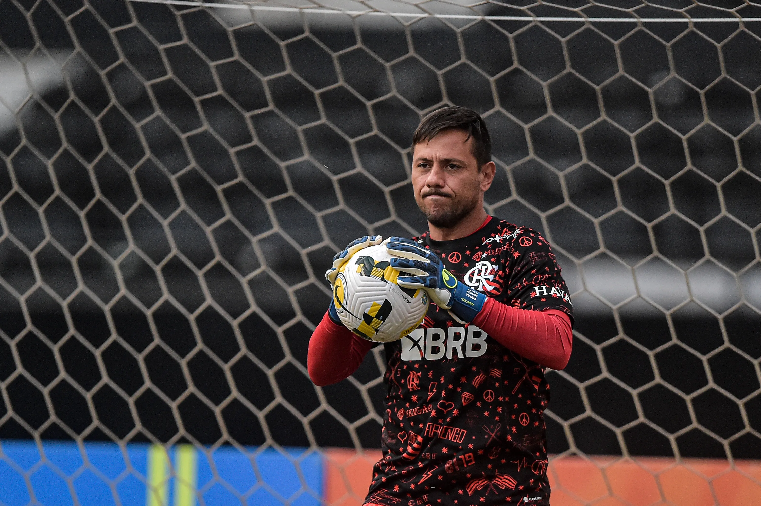 RJ – Rio de Janeiro – 28/08/2022 – BRASILEIRO A 2022, BOTAFOGO X FLAMENGO – Diego Alves jogador do Flamengo durante aquecimento antes da partida contra o Botafogo no estadio Engenhao pelo campeonato Brasileiro A 2022. Foto: Thiago Ribeiro/AGIF
