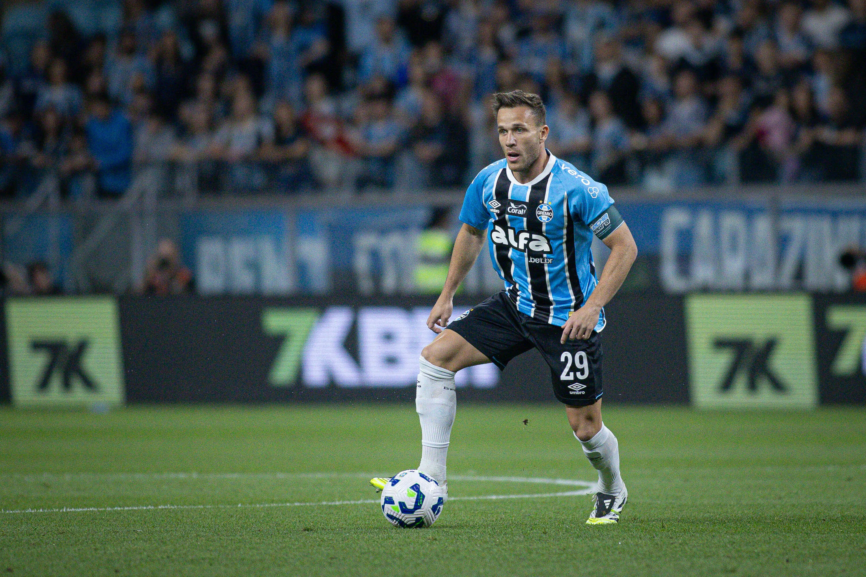 RS – PORTO ALEGRE – 19/11/2025 – BRASILEIRO A 2025, GREMIO X VASCO – Arthur jogador do Gremio durante partida contra o Vasco no estadio Arena do Gremio pelo campeonato Brasileiro A 2025. Foto: Maxi Franzoi/AGIF