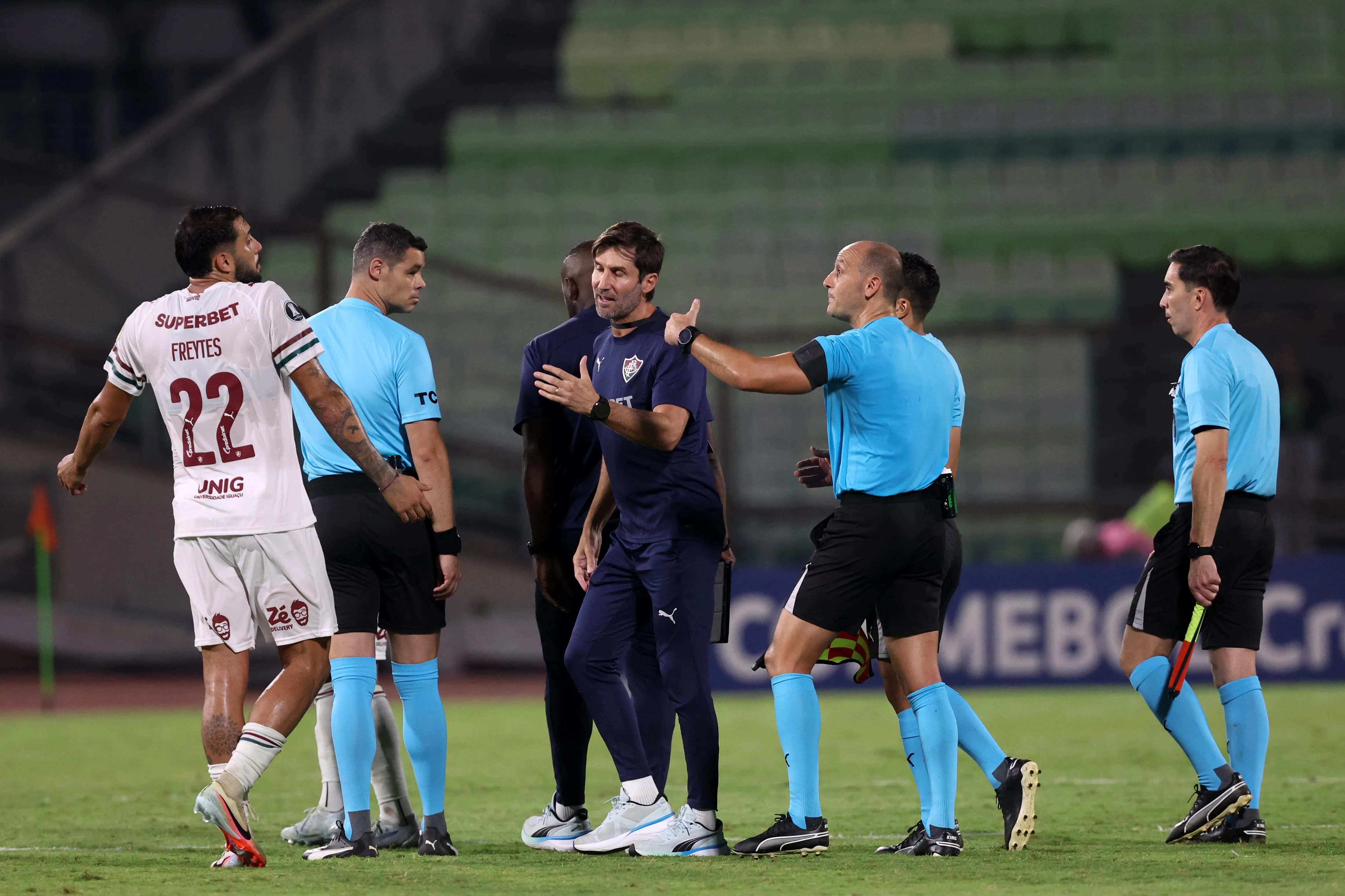 Juan Freytes, do Fluminense, discute com o árbitro José Burgos no final da partida do Grupo C da Copa CONMEBOL Libertadores entre Deportivo La Guaira e Fluminense no Estádio Olímpico de la Universidad Central de Venezuela em 7 de abril de 2026 em Caracas, Venezuela. (Photo by Edilzon Gamez/Getty Images)
