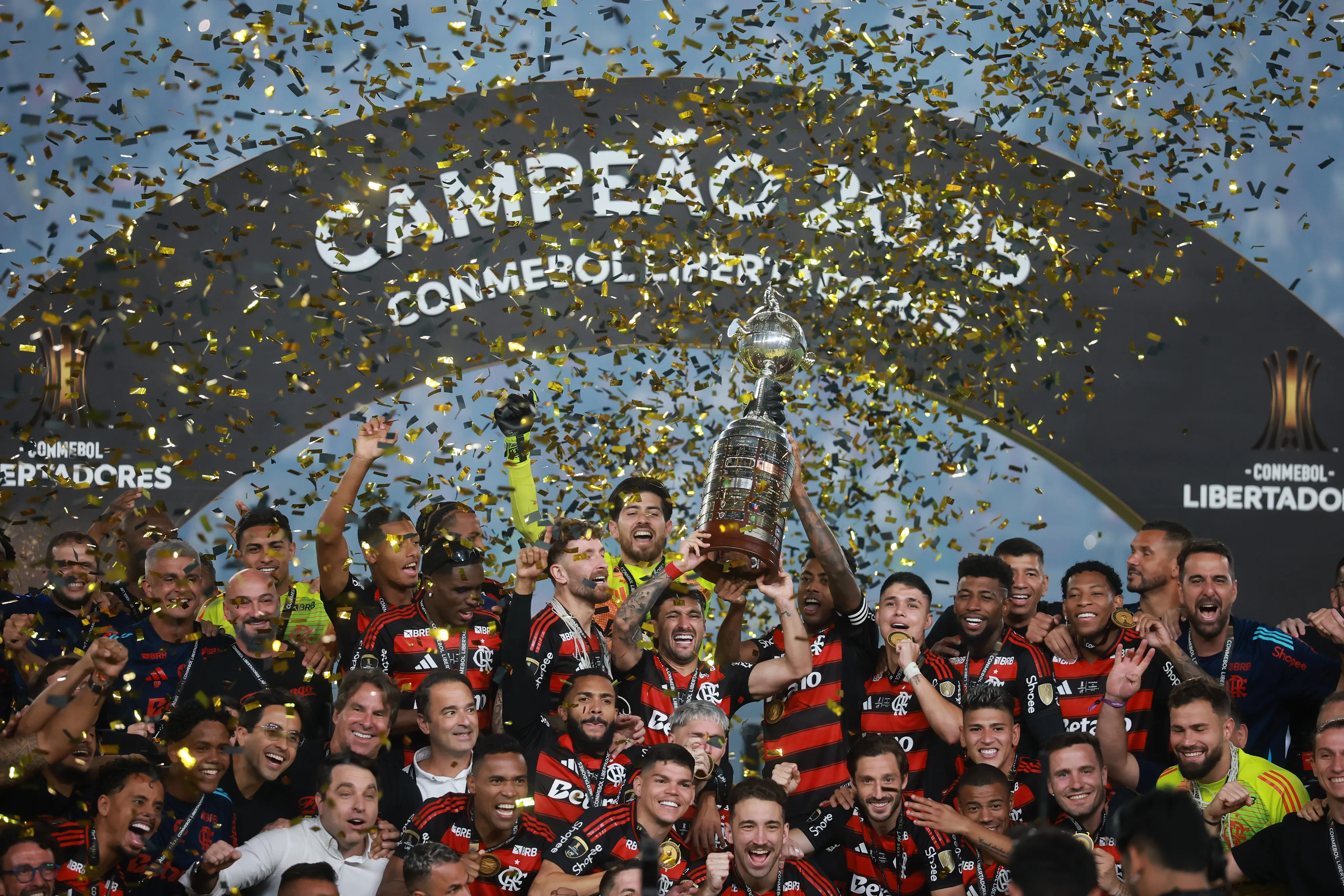 Giorgian de Arrascaeta e Bruno Henrique do Flamengo erguem o troféu de campeão após vencer a final da Copa CONMEBOL Libertadores de 2025 entre Palmeiras e Flamengo no Estádio Monumental em 29 de novembro de 2025 em Lima, Peru. (Foto de Heitor Vivas/Getty Images)