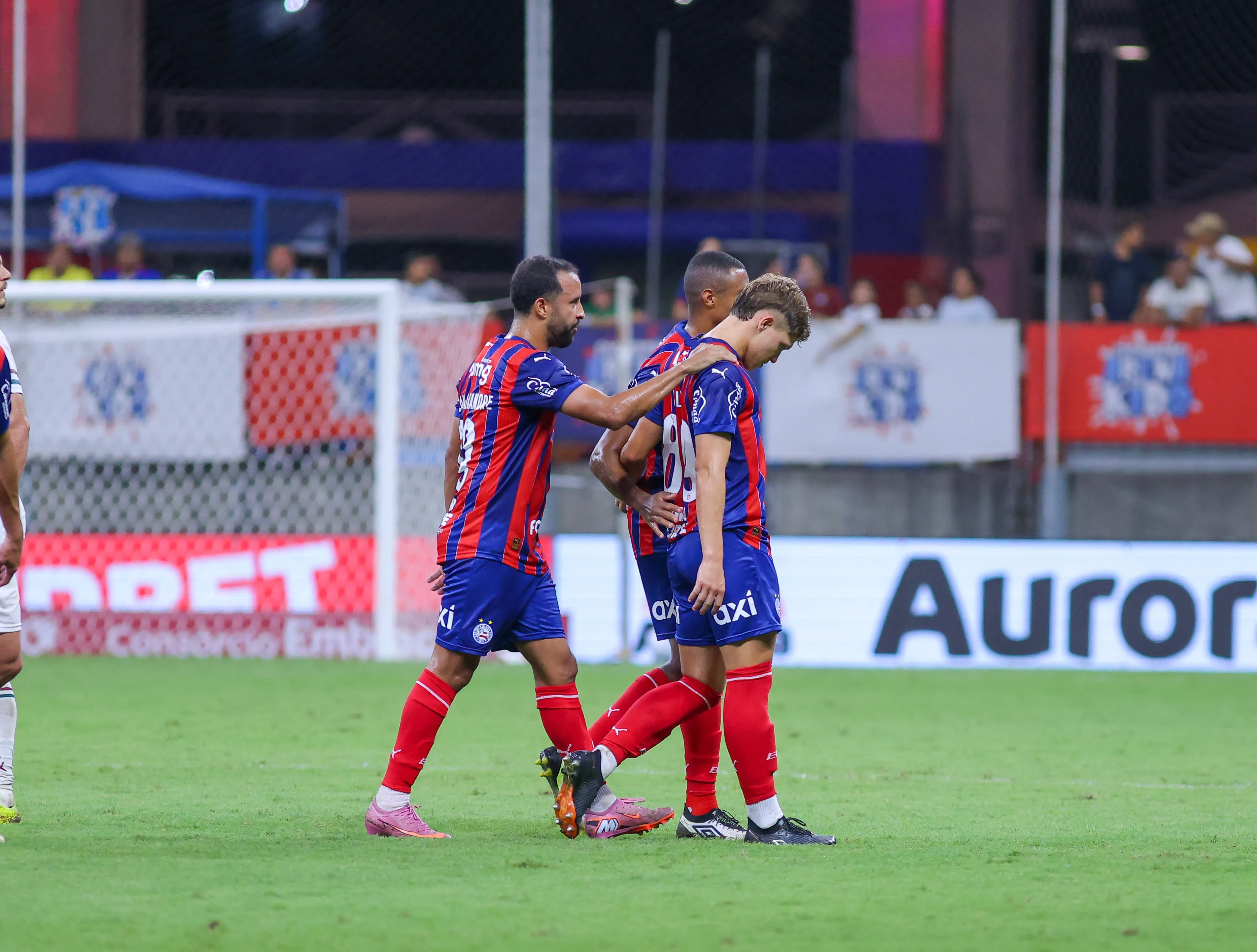 BA – SALVADOR – 05/02/2026 – BRASILEIRO A 2026, BAHIA X FLUMINENSE – Dell jogador do Bahia recebe cartao vermelho do arbitro durante partida contra o Fluminense no estadio Arena Fonte Nova pelo campeonato Brasileiro A 2026. Foto: Marcio Jose/AGIF