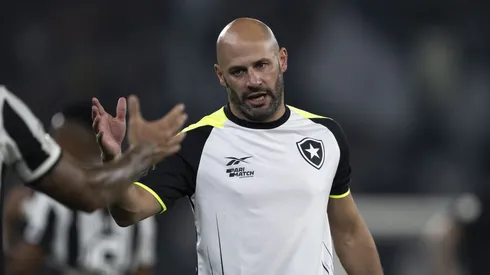 Franclim Carvalho auxiliar tecnico do Botafogo durante partida contra o Corinthians no estadio Engenhao pelo campeonato Brasileiro A 2024. Foto: Jorge Rodrigues/AGIF